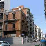 Un tipico edificio di fine Ottocento situato ad angolo tra via Calefati e via Cairoli, � in procinto di essere definitivamente abbattuto